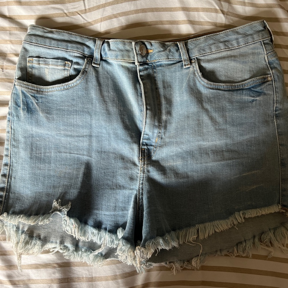 Forever 21 light wash high rise jean shorts size 31